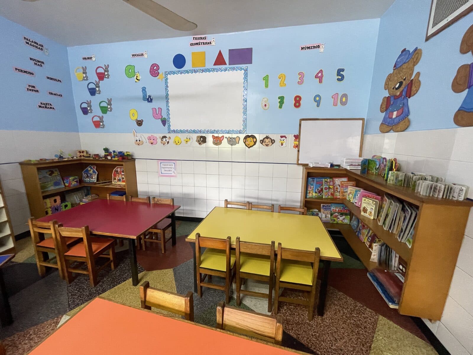 Aula de preescolar con murales de vocales, números y figuras