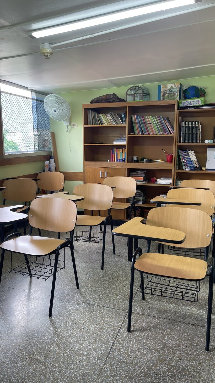 Biblioteca del colegio con estanterías de libros