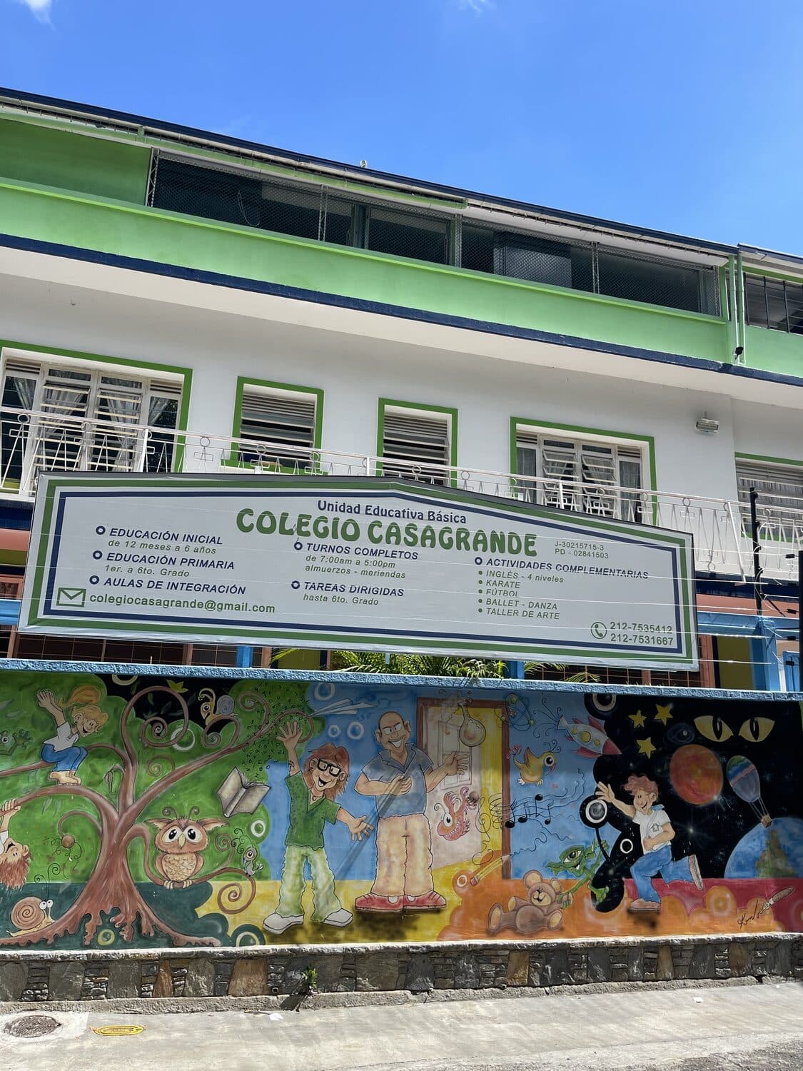 Fachada del Colegio Casagrande con su mural