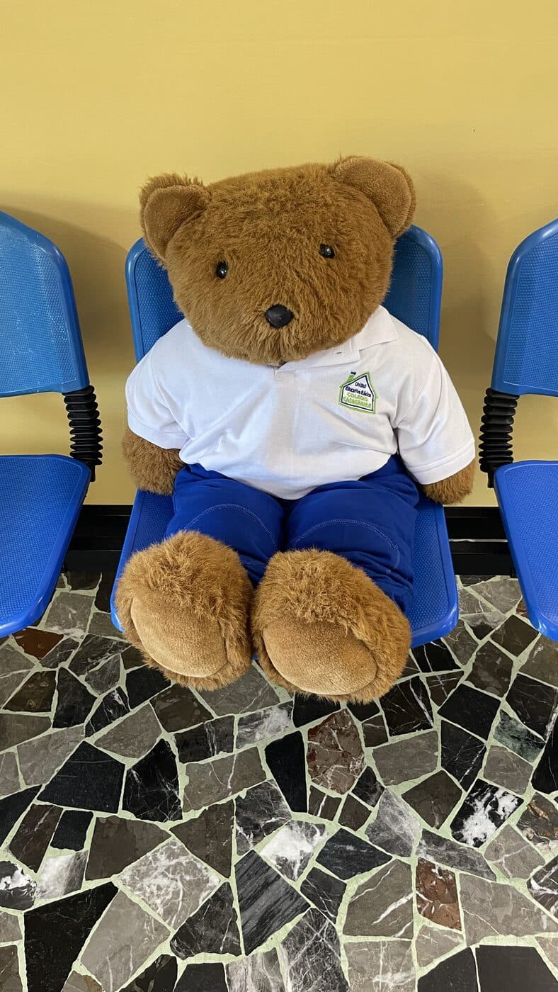 El oso mascota del colegio con el uniforme de Casagrande