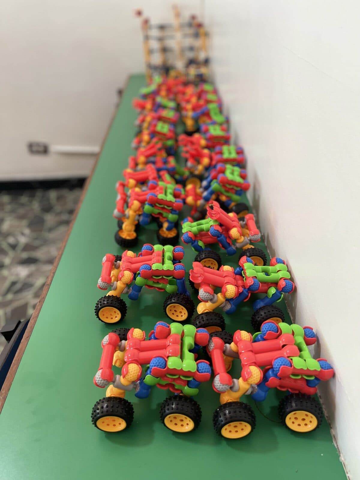 Construcciones de robótica y bloques hechas por los alumnos